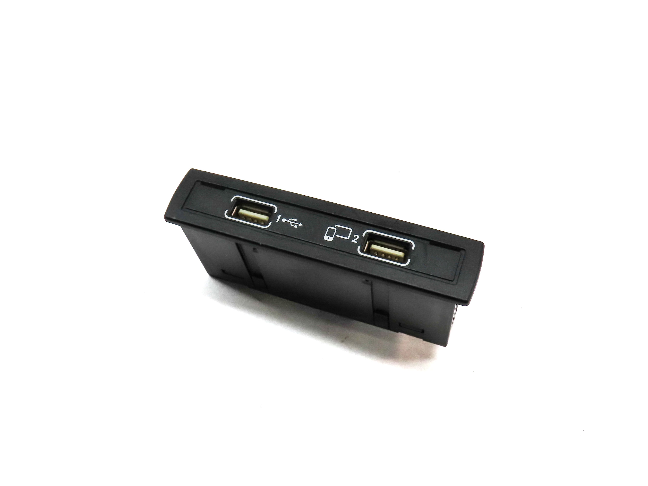 2016 MERCEDES GLA250 (X156) USB PLUG IN PANEL — exact item pictured